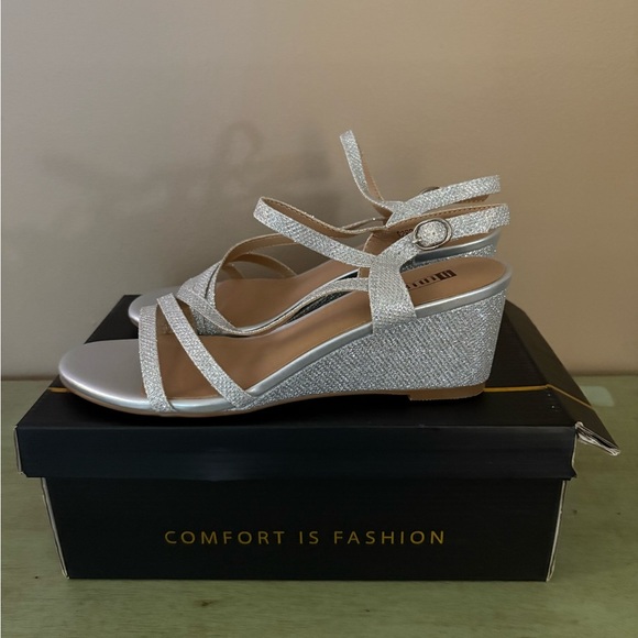 IDIFU Women's Shimmering Silver Sandals NWT - Picture 2 of 7